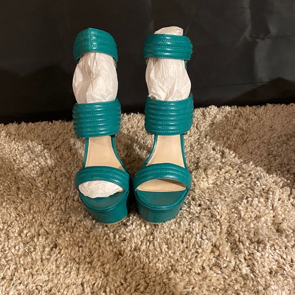 Heels - Picture 2 of 2